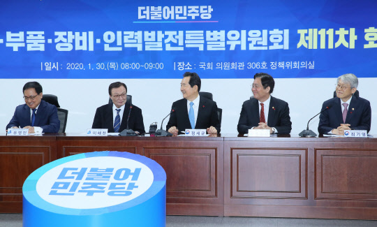 더불어민주당 유영민 소재부품장비인력발전특별위원장(왼쪽부터), 이해찬 대표, 정세균 국무총리, 성윤모 산업통상자원부 장관, 최기영 과학기술정보통신부 장관이 30일 국회 의원회관에서 열린 민주당 소재부품장비인력발전특별위원회에서 이야기를 나누고 있다.  연합뉴스